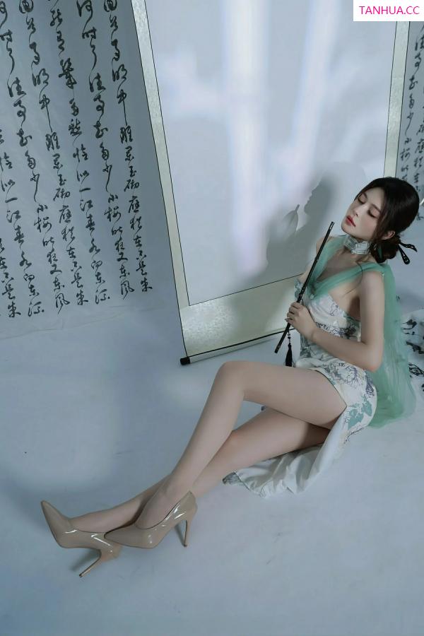   [XiuRen]高清写真图 2025.08.27 No.10694 阿依莎 浅色古风第6张图片
